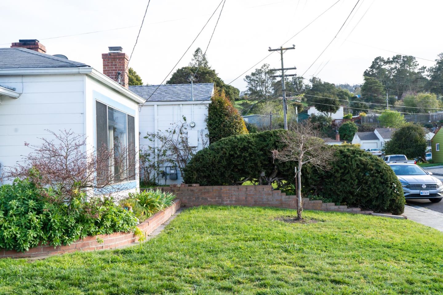 3940 Harmon Road El Sobrante, CA 94803 - Photo 21 of 25 a backyard of a house with lots of green space