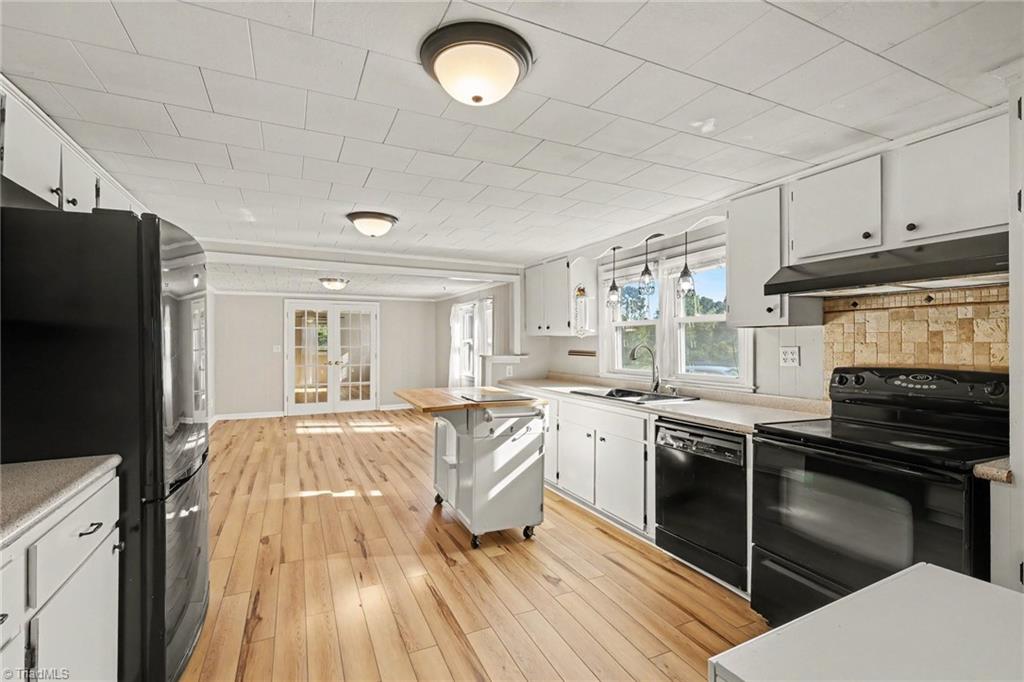 island on wheels stays with property