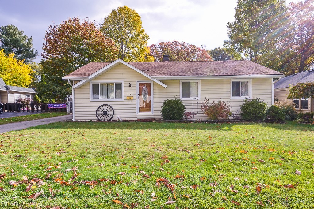 1127 Garden Road Willoughby, OH 44094 - Photo 3 of 33 Ranch-style house with a front yard