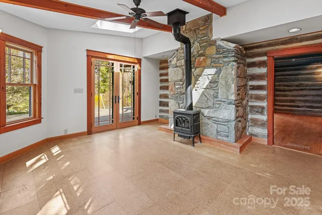 en empty room with windows and ceiling fan