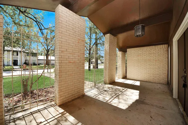 a view of backyard of the house
