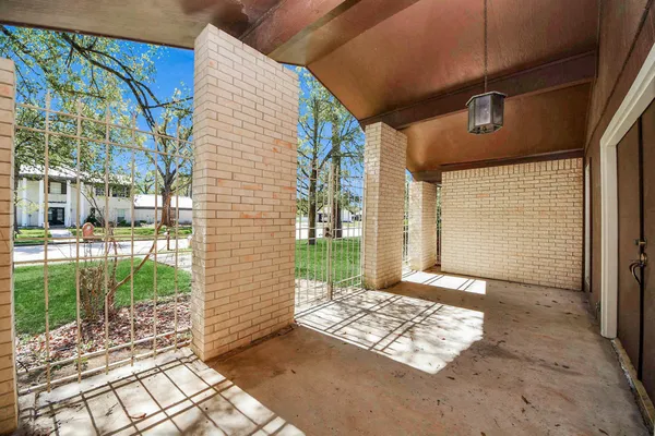 a view of a back yard