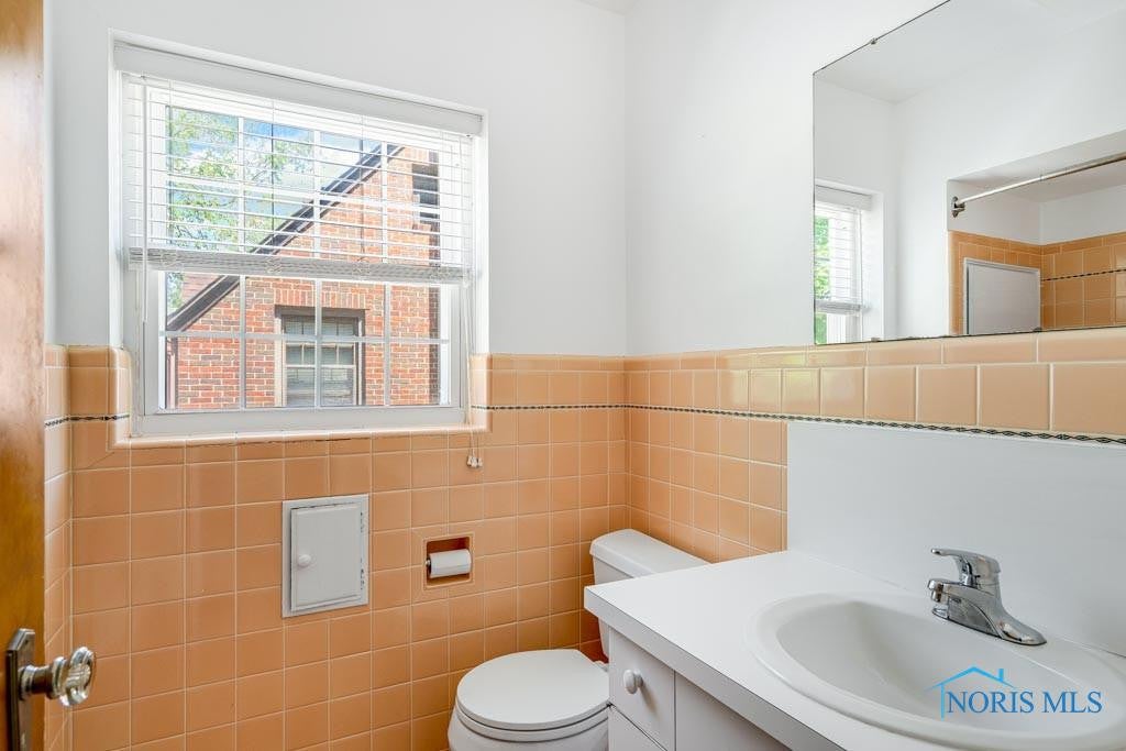 2527 Goddard Road Toledo, OH 43606 - Photo 25 of 39 Full Bathroom