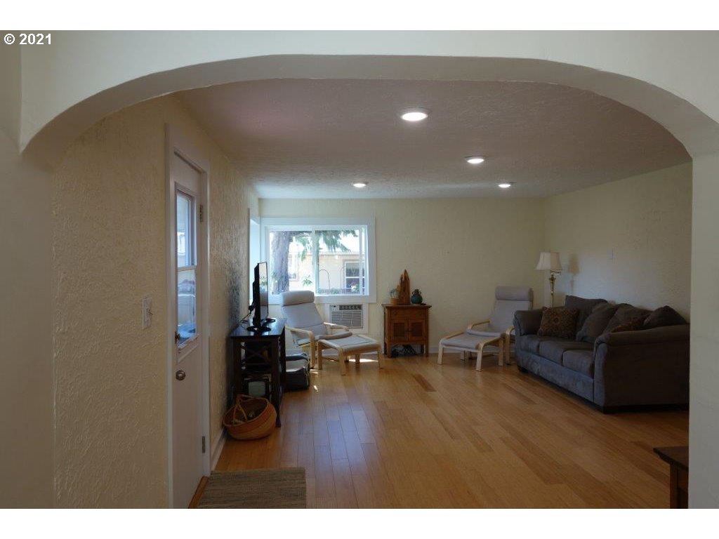 828 Northwest Loop Road White Salmon, WA 98672 - Photo 3 of 32 Gallery Image 3