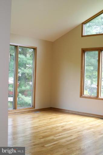 11109 Farm Road Great Falls, VA 22066 - Photo 5 of 26 Living Room