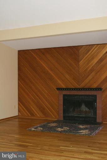 11109 Farm Road Great Falls, VA 22066 - Photo 8 of 26 Family Room