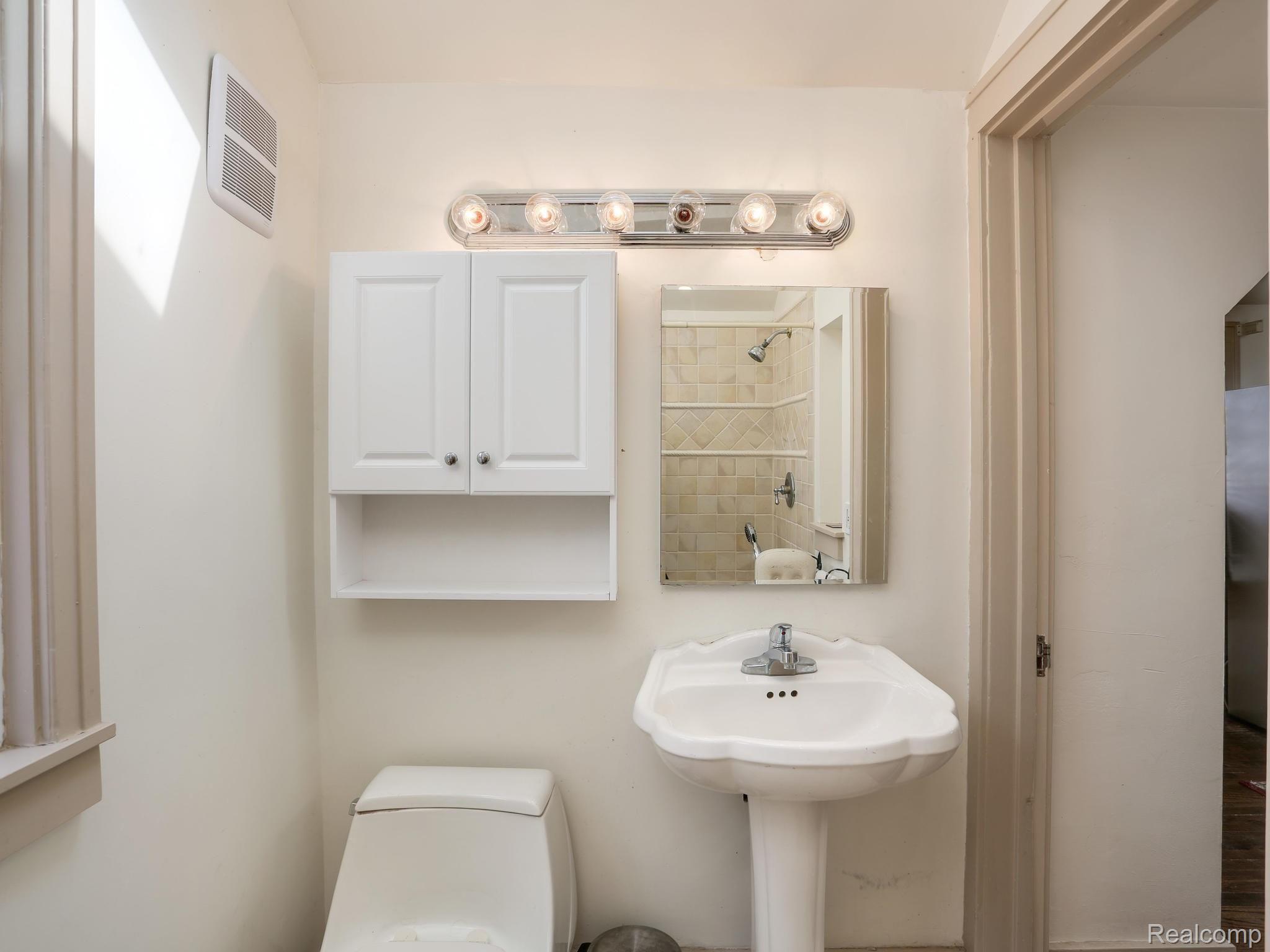 1122 Bishop Road Grosse Pointe, MI 48230 - Photo 30 of 44 Third Floor full bath...