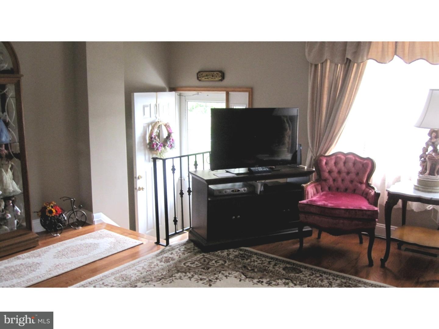 12525 Ramer Road Philadelphia, PA 19154 - Photo 4 of 25 Living Room
