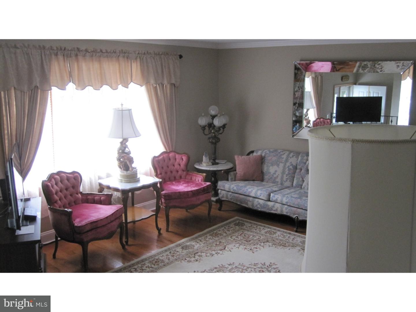 12525 Ramer Road Philadelphia, PA 19154 - Photo 5 of 25 Living Room
