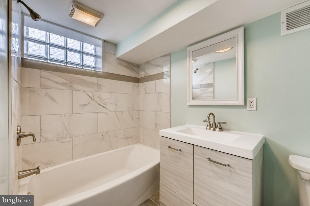 731 South Woodington Road Baltimore, MD 21229 - Photo 4 of 46 Gallery Image 4