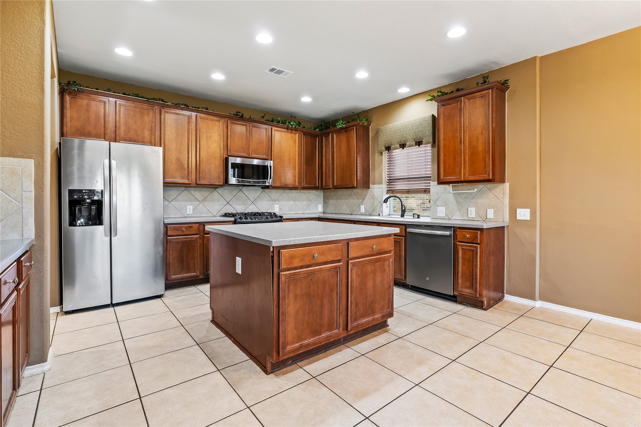 518 Honeysuckle Vine Drive Rosenberg, TX 77469 - Photo 10 of 42