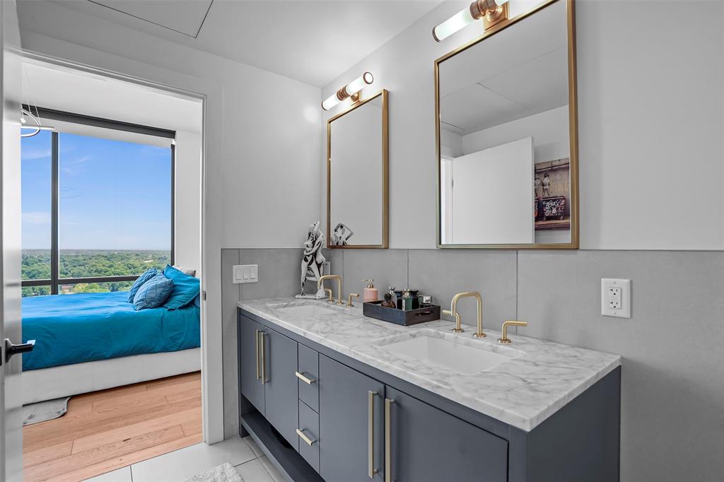70 Rainey Street, Unit 1409 Austin, TX 78701 - Photo 14 of 38 Ensuite bathroom featuring double vanity
