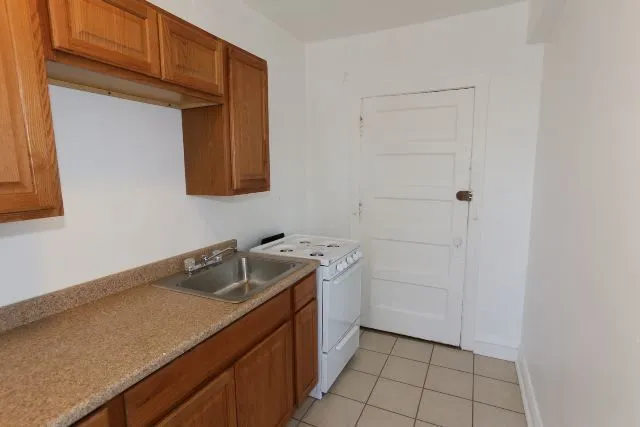 $1,295 | 4608 North Beacon Street, Unit 3C, Chicago, IL 60640