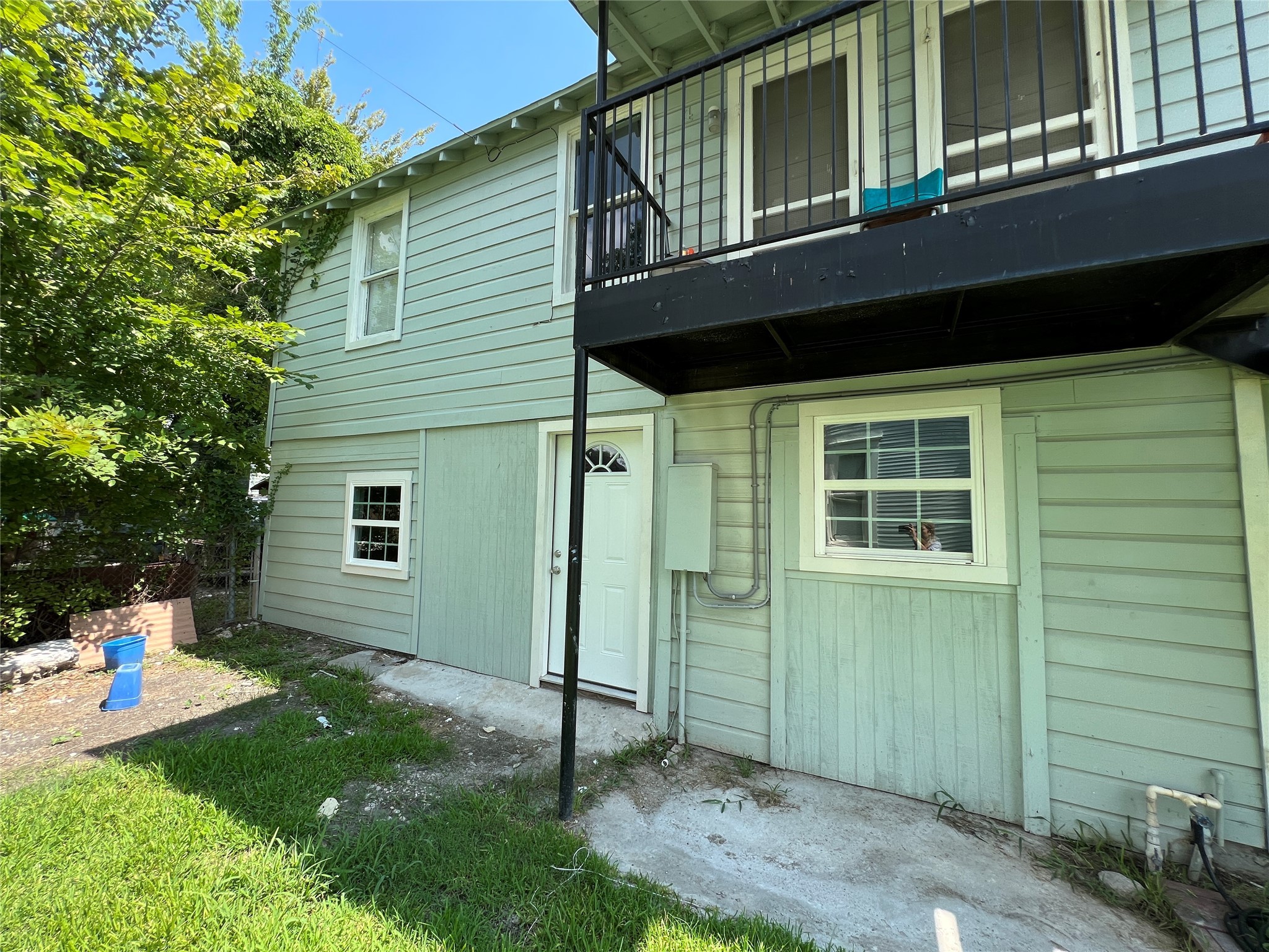 6823 Ave East Houston, TX 77011 - Photo 8 of 16 a backyard of a house with seating space