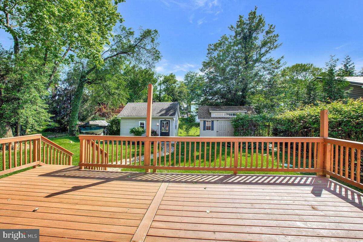 23 Ridge Avenue Edgewater, MD 21037 - Photo 25 of 41 21' x 21' Outdoor deck