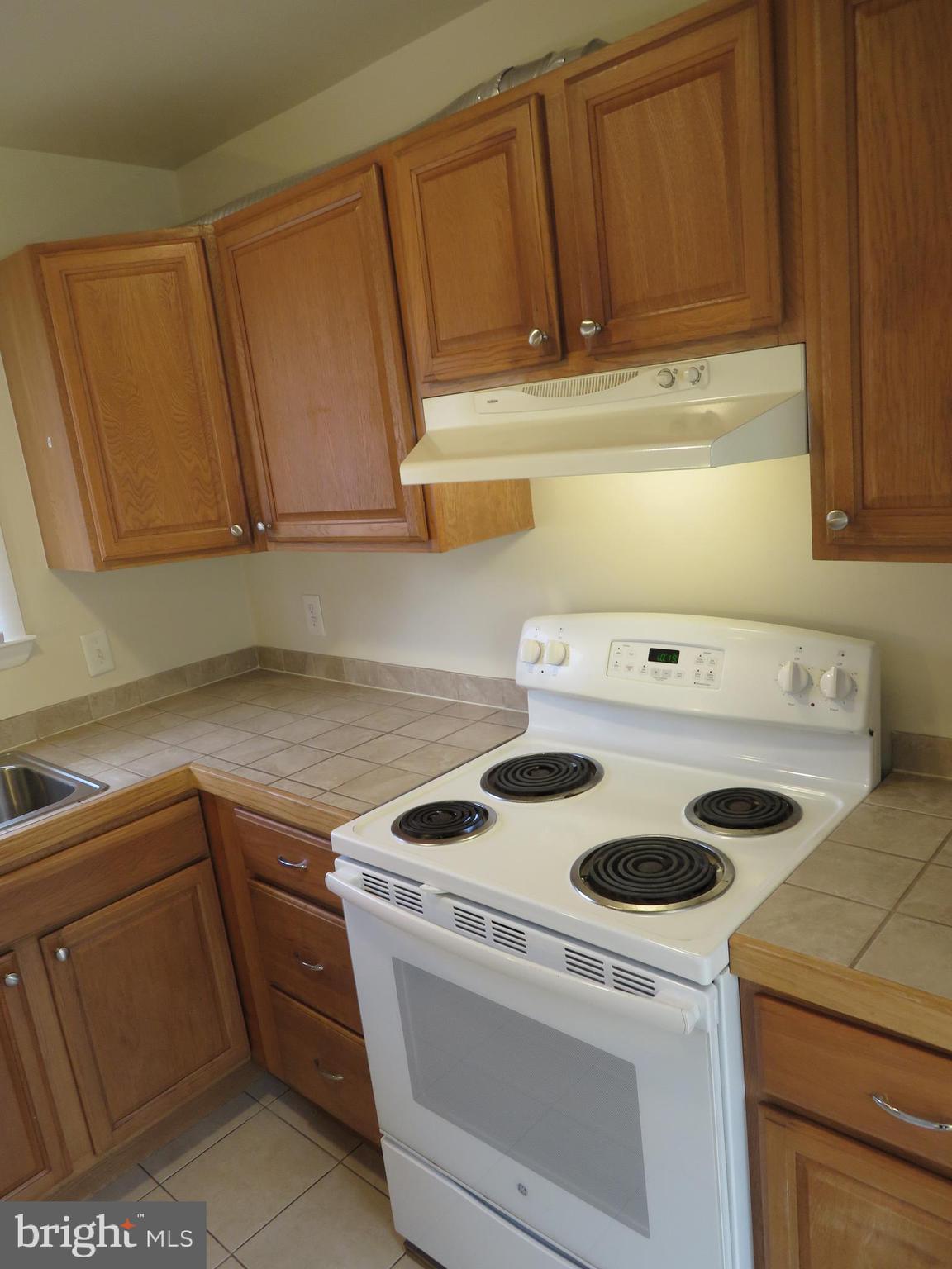 5414 Quesada Road Riverdale, MD 20737 - Photo 11 of 33 Kitchen Oven Range and Range Hood