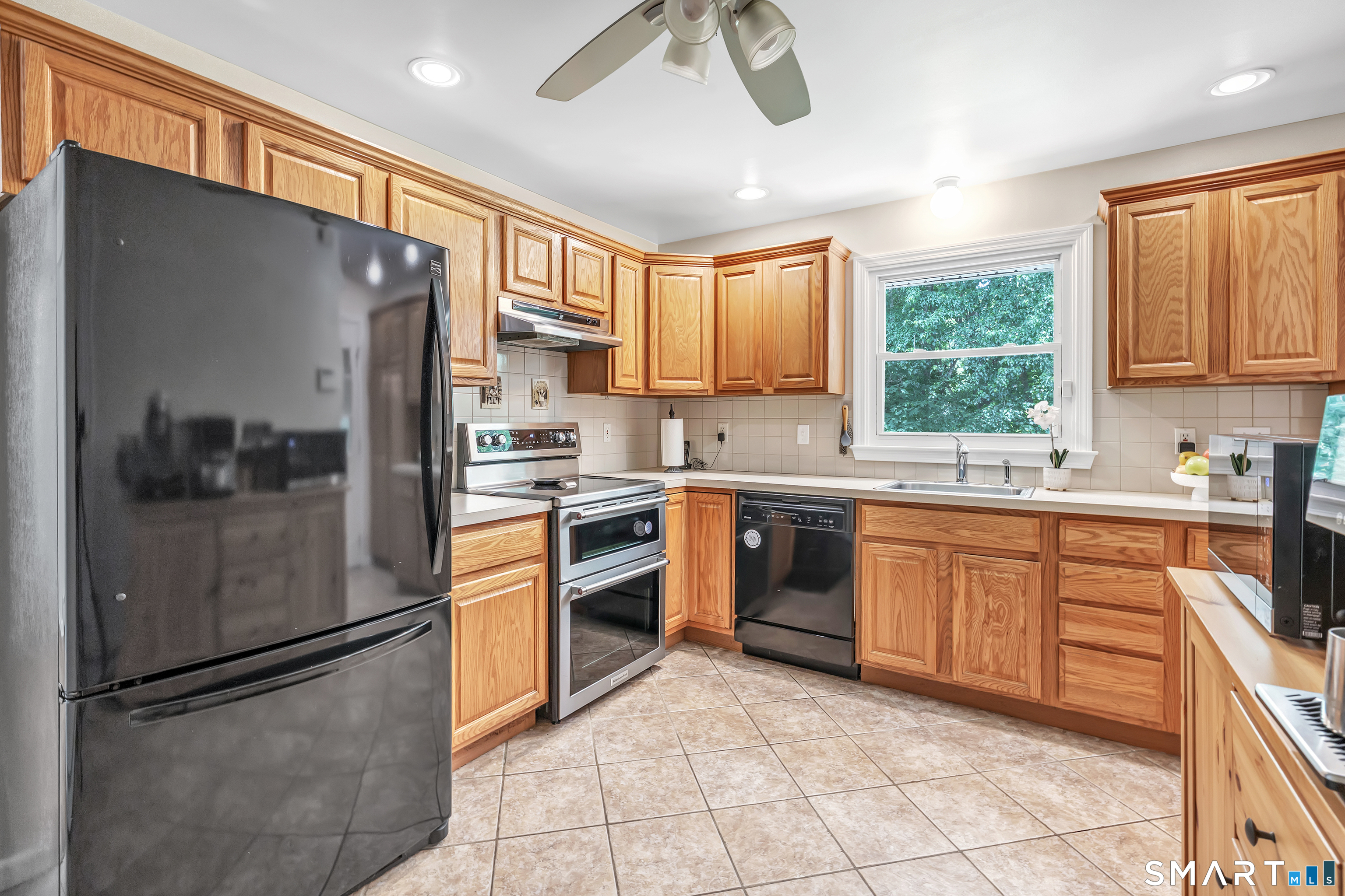 64 Tait Road Trumbull, CT 06611 - Photo 10 of 33