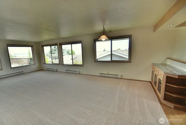 $3,600 | 271 4th Avenue South, Unit 5, Edmonds, WA 98020