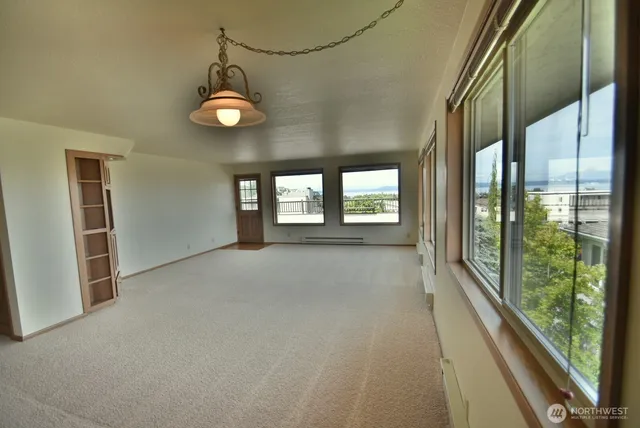 $3,600 | 271 4th Avenue South, Unit 5, Edmonds, WA 98020