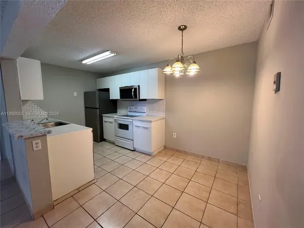 $2,100 | 251 Palm Circle West, Unit 107, Pembroke Pines, FL 33025