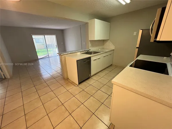 $2,100 | 251 Palm Circle West, Unit 107, Pembroke Pines, FL 33025