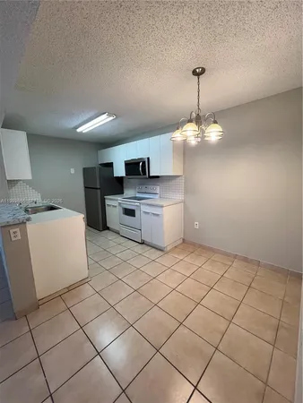 $2,100 | 251 Palm Circle West, Unit 107, Pembroke Pines, FL 33025