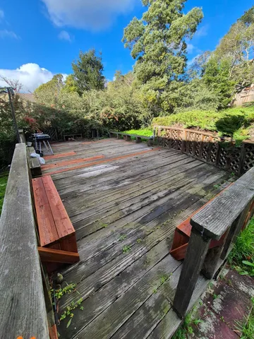 a view of sitting area with furniture