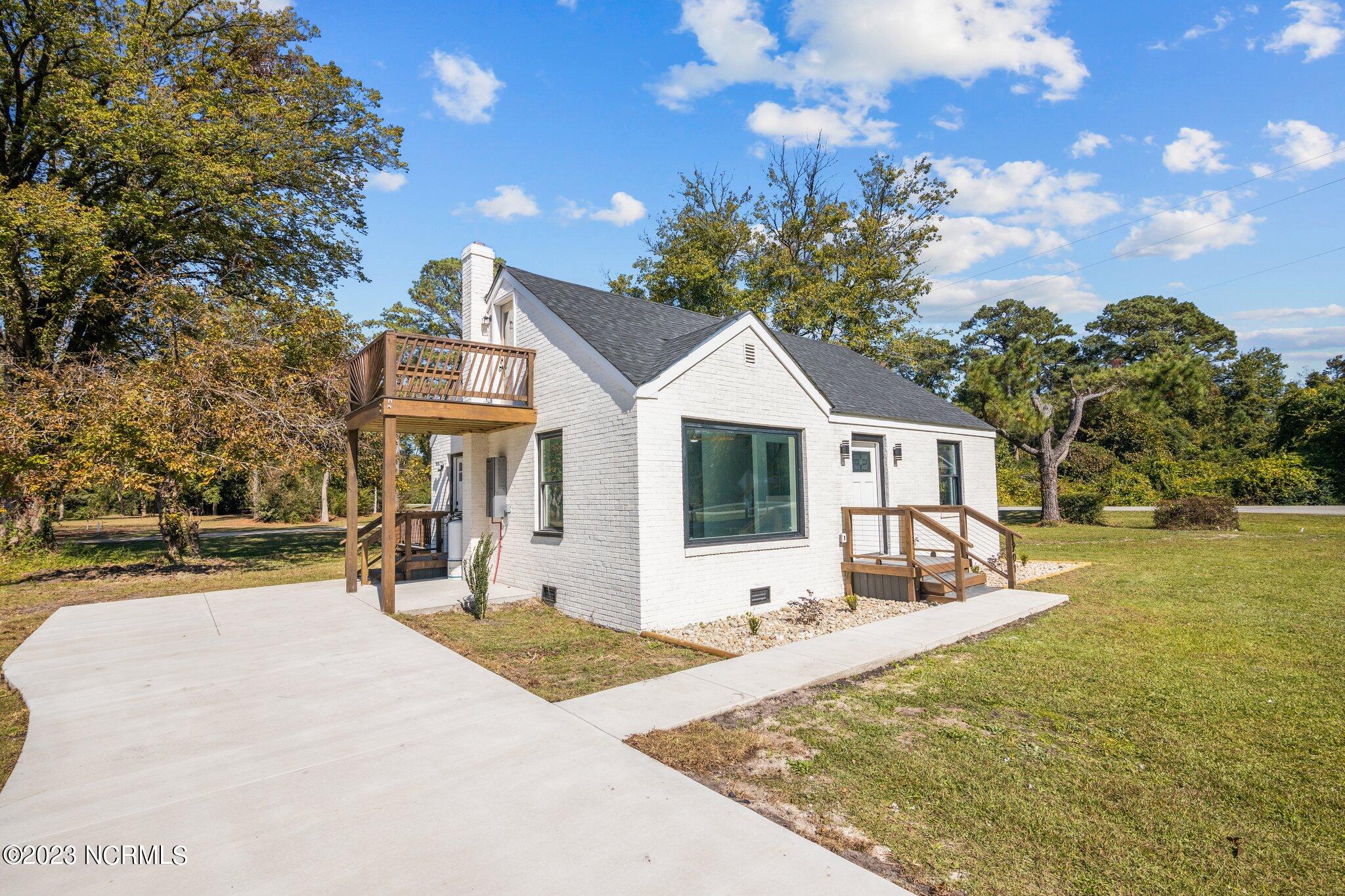 201 Riverside Drive New Bern, NC 28560 - Photo 2 of 35 3-web-or-mls-2I3A0004
