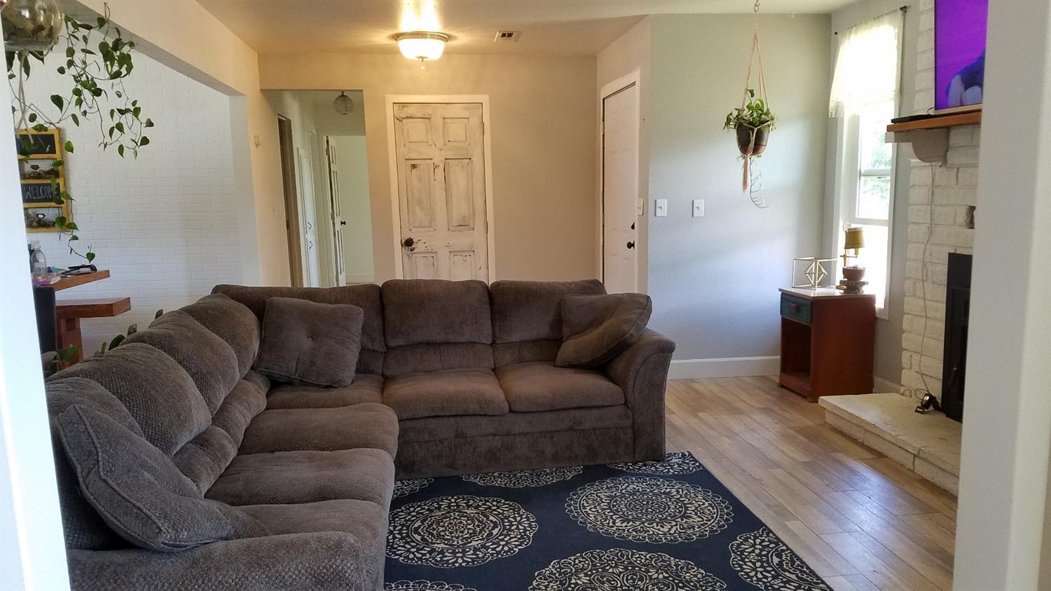 6837 West Side Road Cave Junction, OR 97523 - Photo 4 of 35 Living Room