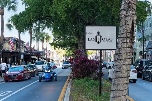 a view of a yard with palm trees