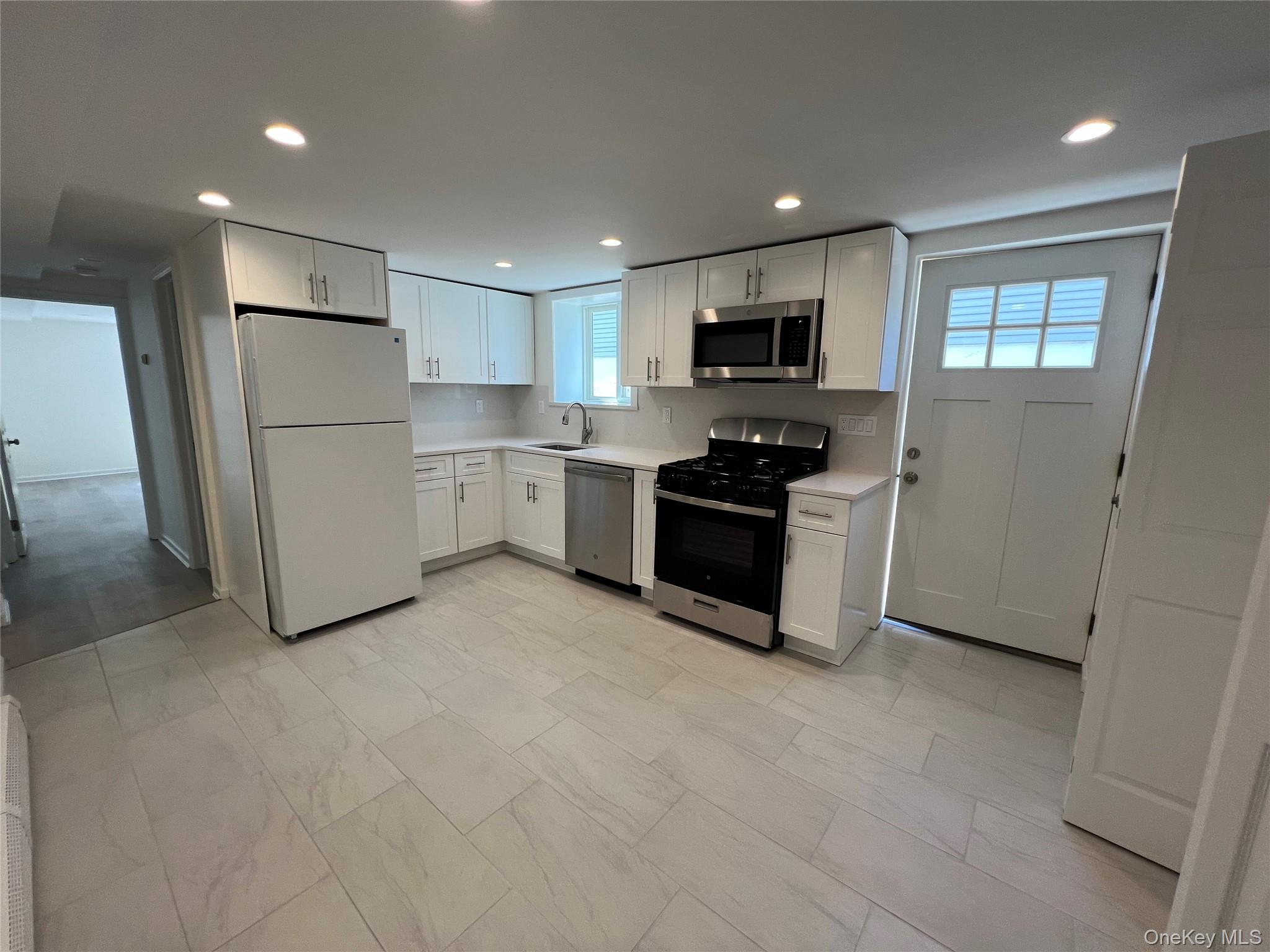 82 Hickory Road Port Washington, NY 11050 - Photo 2 of 11