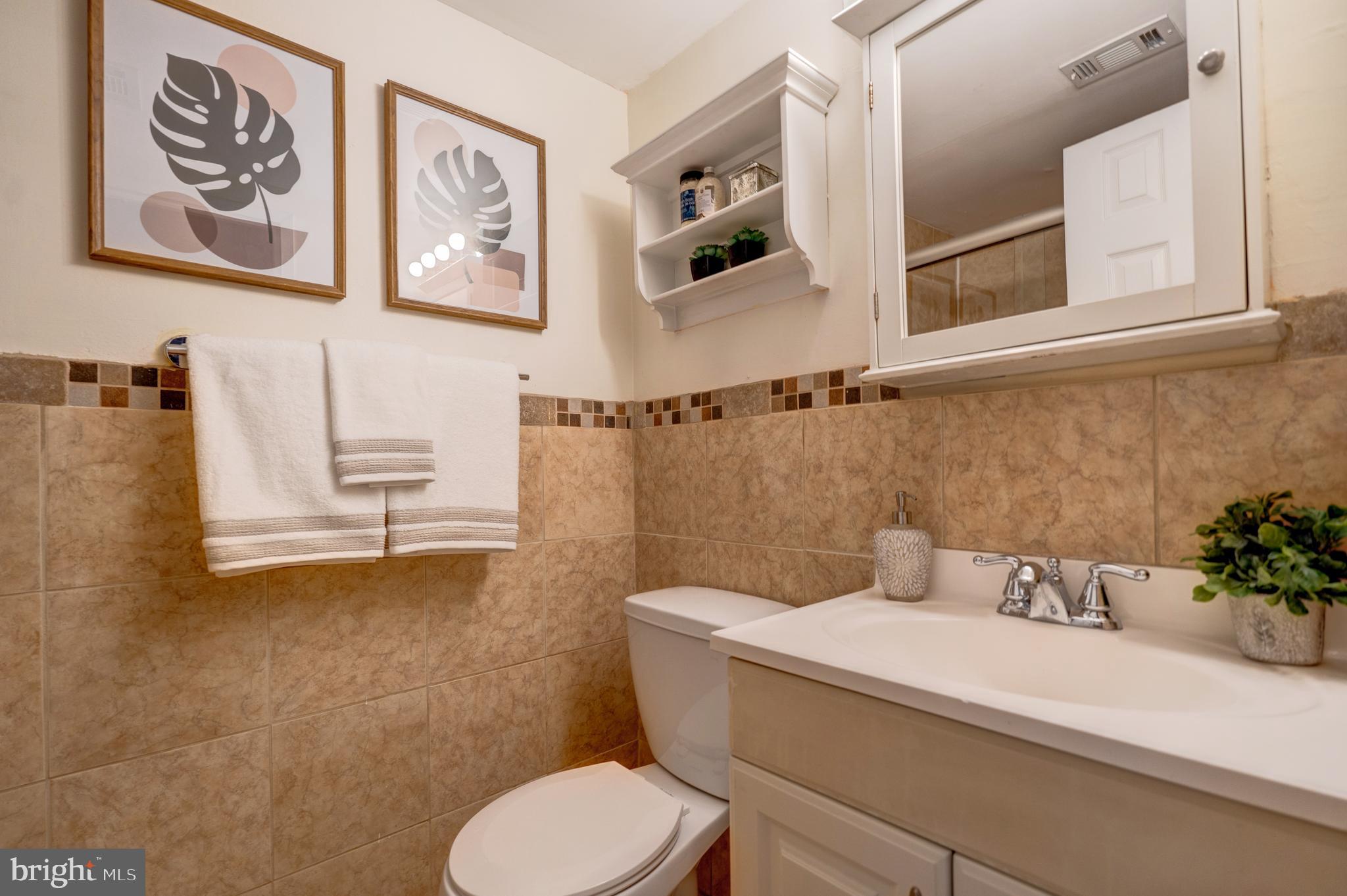 11651 Stoneview Square, Unit 11C Reston, VA 20191 - Photo 12 of 34 Primary Bathroom