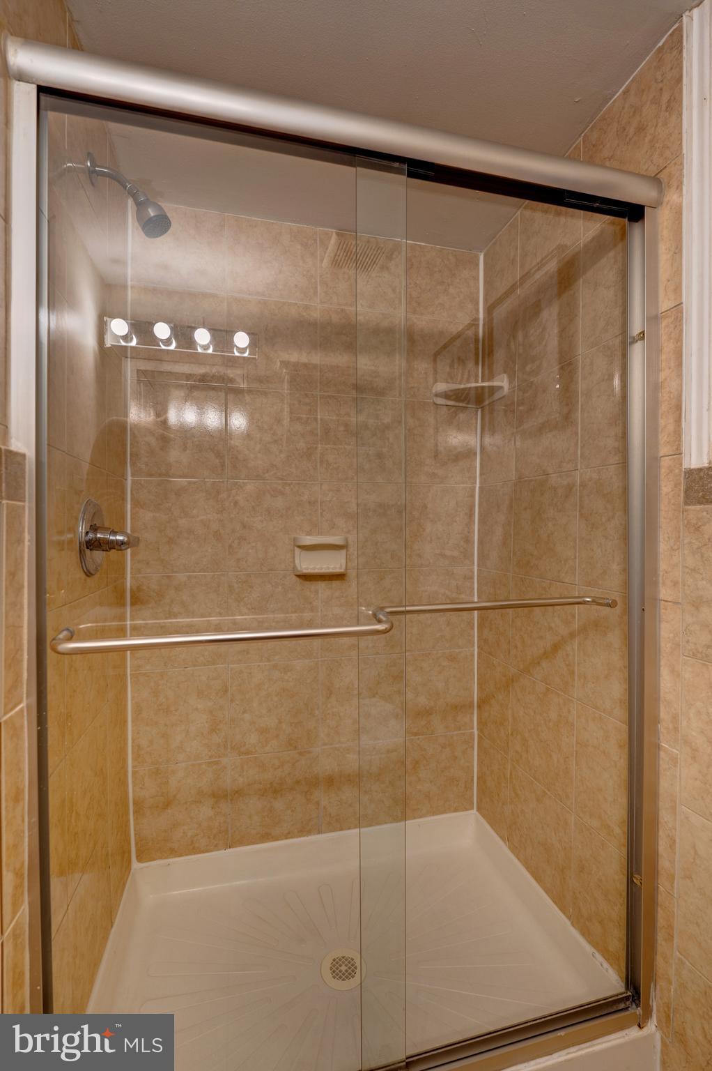 11651 Stoneview Square, Unit 11C Reston, VA 20191 - Photo 13 of 34 Primary Bathroom