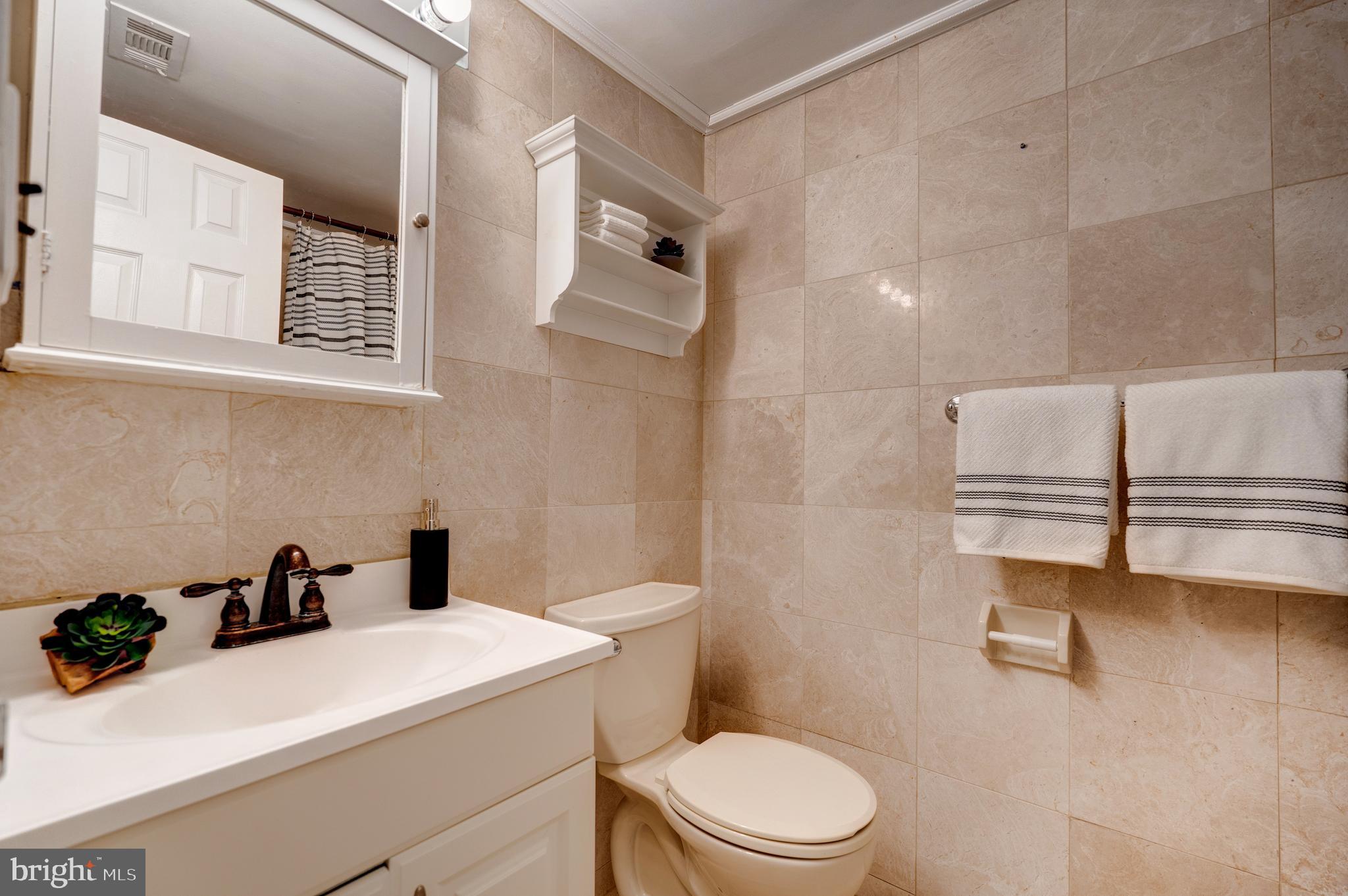 11651 Stoneview Square, Unit 11C Reston, VA 20191 - Photo 17 of 34 Hallway Bathroom
