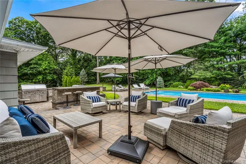 $2,598,000 | 19 Tappentown Lane, Glen Head, NY 11545