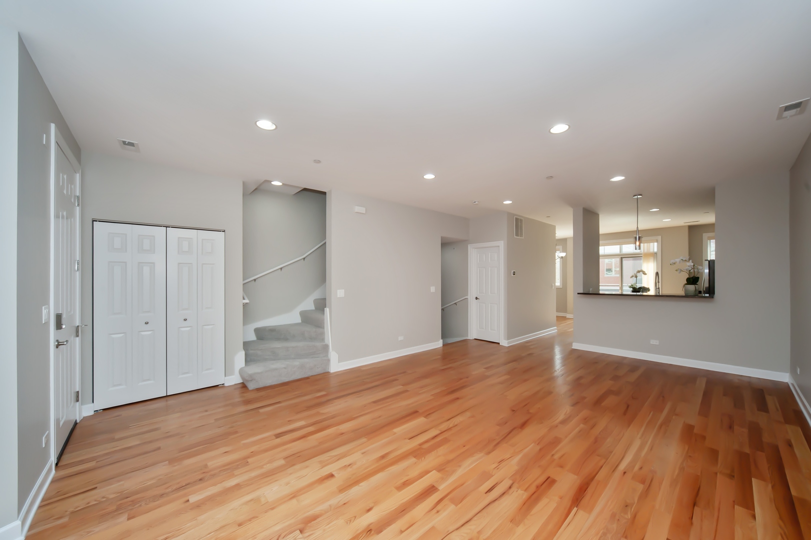 90 Legacy Lane Wheeling, IL 60090 - Photo 3 of 25