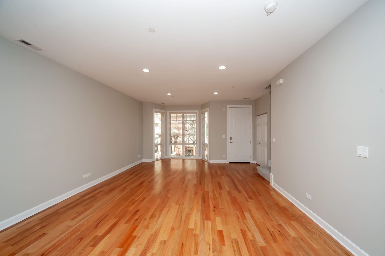 90 Legacy Lane Wheeling, IL 60090 - Photo 4 of 25