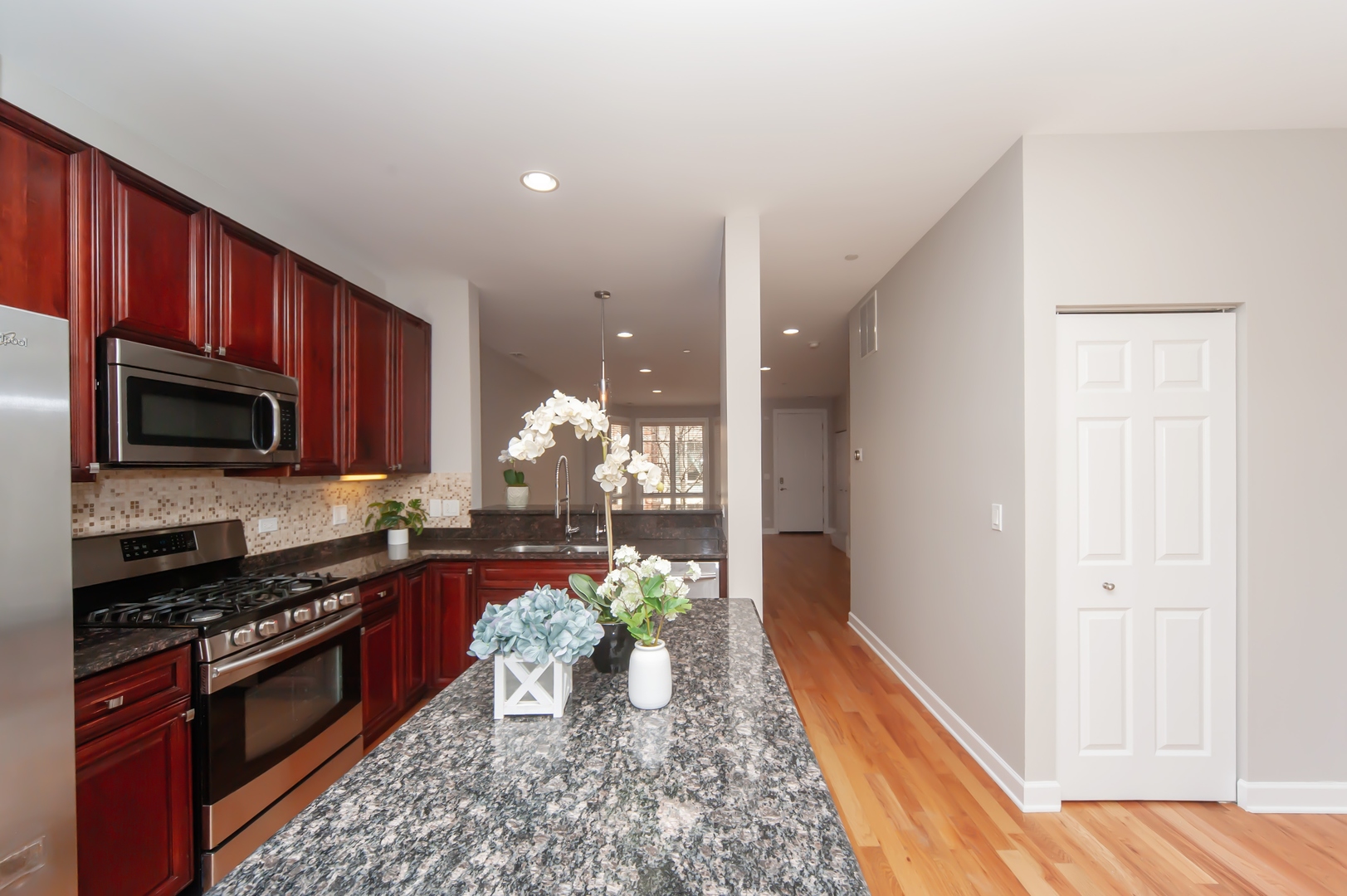 90 Legacy Lane Wheeling, IL 60090 - Photo 9 of 25