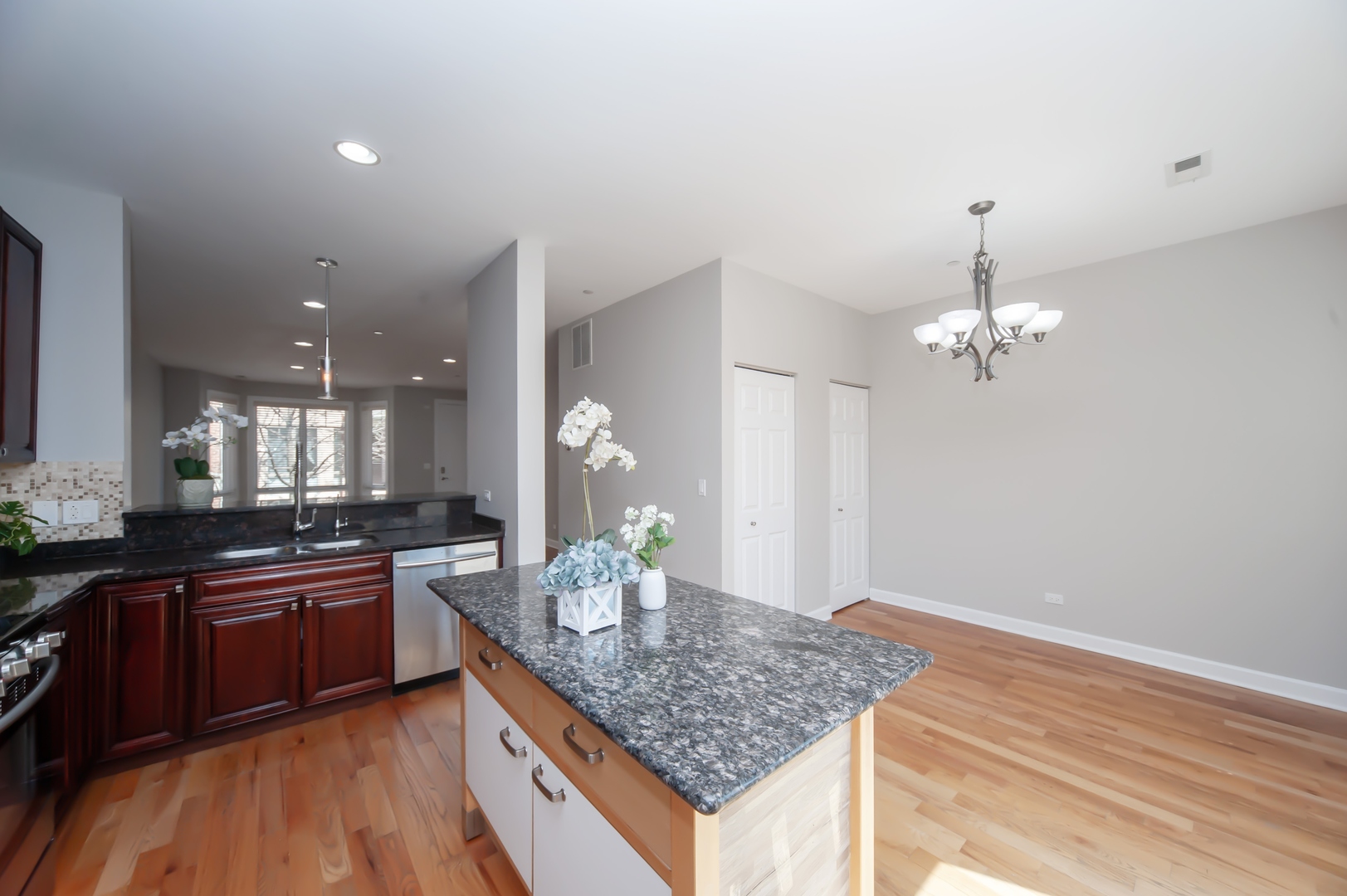 90 Legacy Lane Wheeling, IL 60090 - Photo 10 of 25