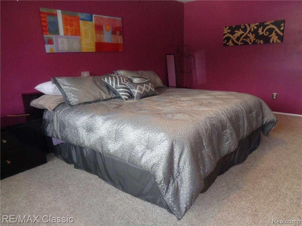 35235 Spring Hill Road Farmington, MI 48331 - Photo 19 of 28 MASTER SUITE W/DRESSING AREA & LARGE WIC