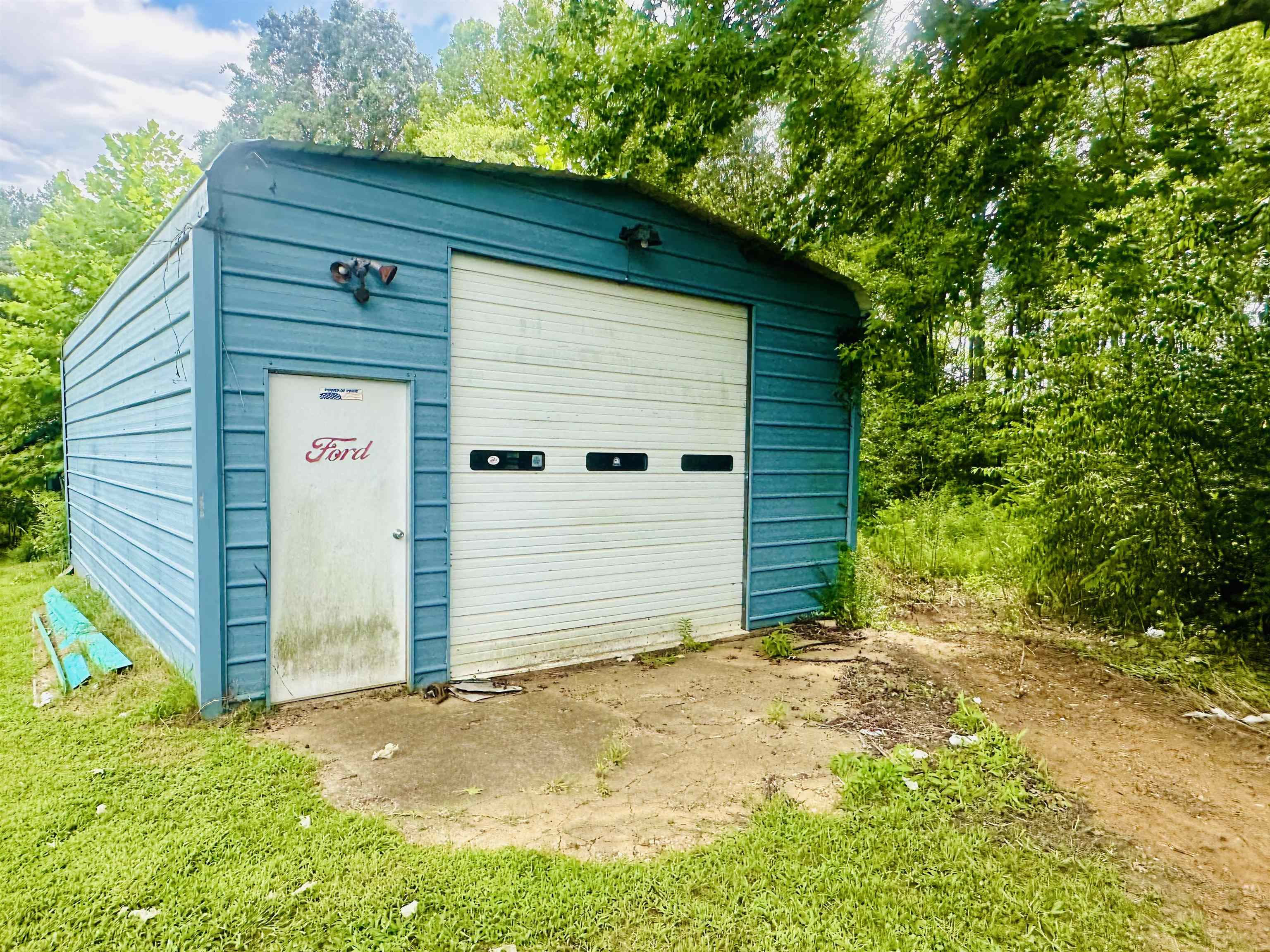 287 Gilchrist Stantonville Road Adamsville, TN 38310 - Photo 16 of 29 View of garage