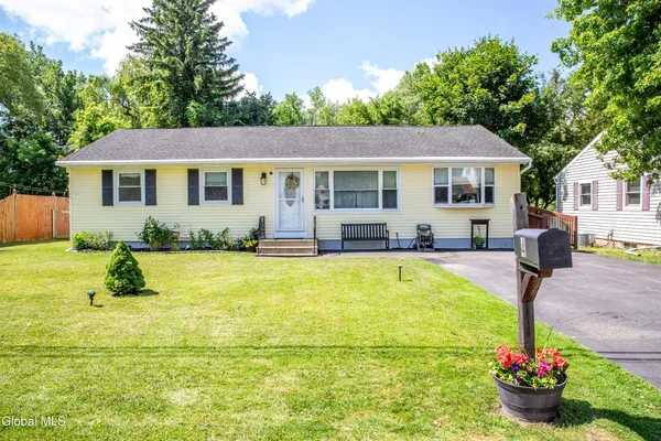 $299,999 | 4 Amelia Drive, Colonie, NY 12309