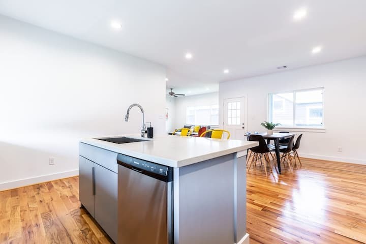 1753 Pasadena Street Houston, TX 77023 - Photo 13 of 26 Stylish island.