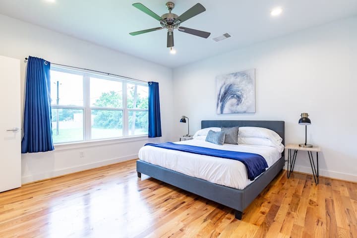 1753 Pasadena Street Houston, TX 77023 - Photo 14 of 26 Generous primary bedroom.