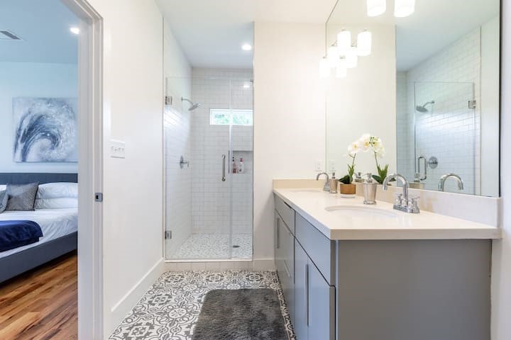 1753 Pasadena Street Houston, TX 77023 - Photo 17 of 26 Modernized ensuite with sleek design elements.