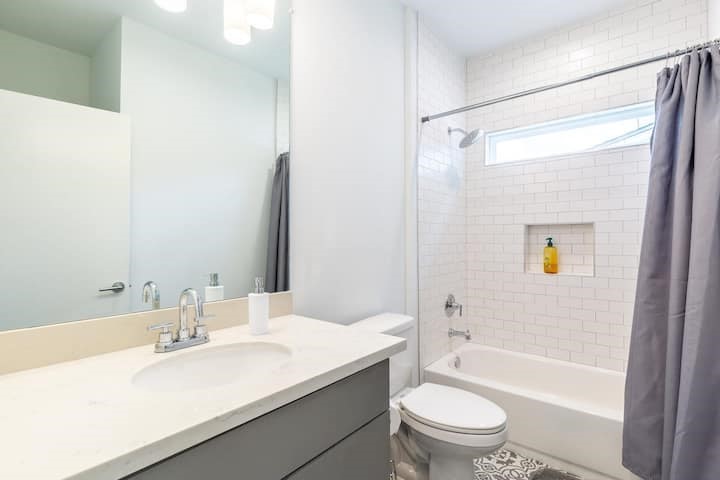 1753 Pasadena Street Houston, TX 77023 - Photo 23 of 26 Generous-sized guest bath.