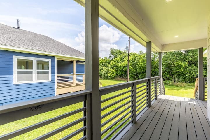 1753 Pasadena Street Houston, TX 77023 - Photo 25 of 26 Side-entry porch opening to a spacious backyard.