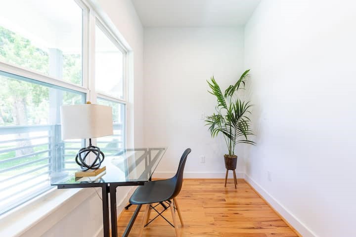 1753 Pasadena Street Houston, TX 77023 - Photo 7 of 26 Tranquil and inviting workspace.