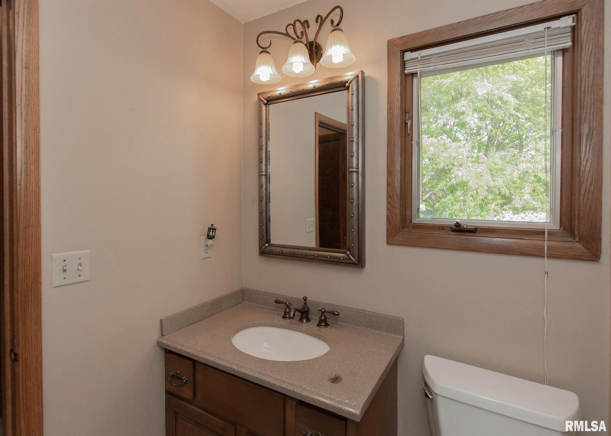 4237 Spring Street Davenport, IA 52807 - Photo 9 of 39 Gallery Image 9