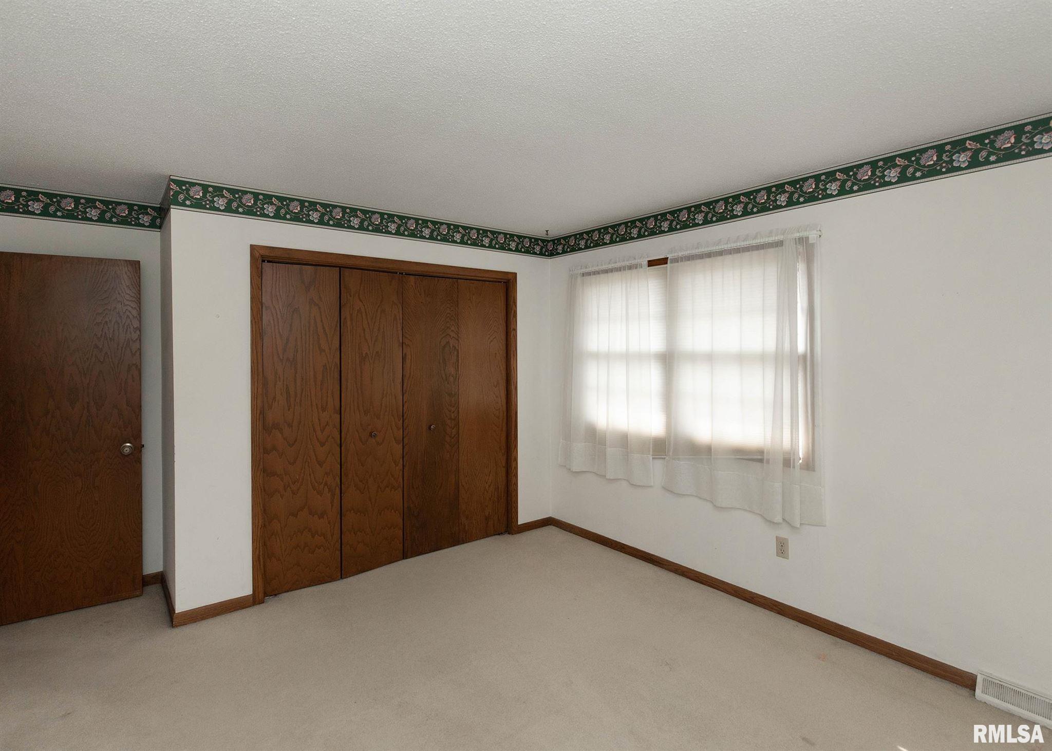 4237 Spring Street Davenport, IA 52807 - Photo 10 of 39 Gallery Image 10